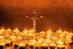 Feszület és gyertyák